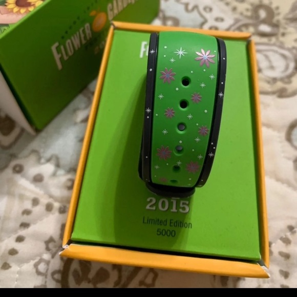 Disney Elsa and Anna MagicBand - Picture 3 of 5